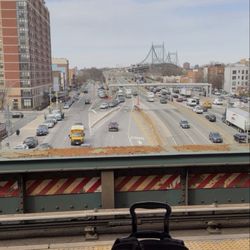 MTA - Astoria Boulevard Subway Station - LGA到着後バス60番に乗りバス停Hoyt Aで降りる。乗り換えのこの駅のホームに立つとニューヨークに来たなと思う。 3月18日2026年　駅にはエレベーターがあり車椅子対応。重い荷物でも安心。地下鉄はN,W線です。
