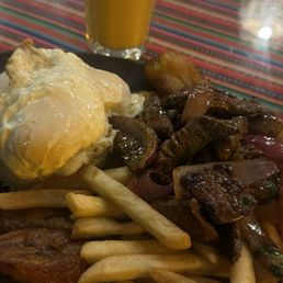 Lomo saltado a lo rico with mango juice