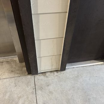 Windsor Ridge - Trash residue next to the elevator for people dropping trash here instead of taking to dumpster - Apartments Near Me - Austin, Texas Windsor Ridge - Trash residue next to the elevator for people dropping trash here instead of taking to dumpster - Apartments Near Me - Austin, Texas