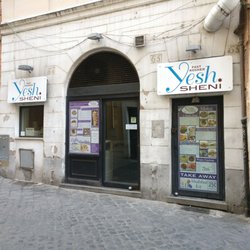 Yesh Sheni - Come vedete il locale è completamente chiuso.