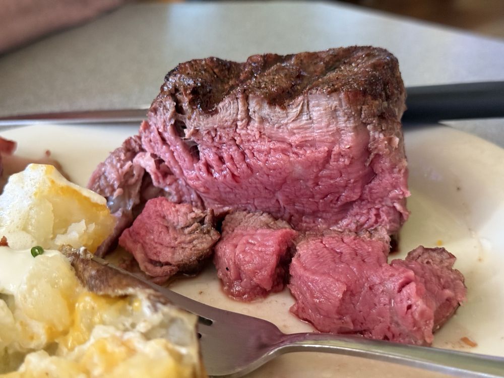 Huntington's Steakhouse Logo