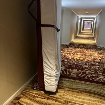 Hilton Boston/Dedham - The bed frame left outside our door more than 24 hrs .. why ? - Hotels Near Me - Dedham, Massachusetts