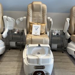 Xanh Nail Spa - Pedicure tub / chair .