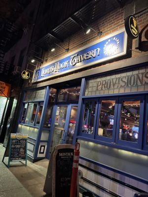 Horn's Hook Tavern by null