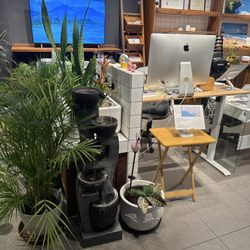 Aloha Urgent Care & Pain Clinic - The front desk