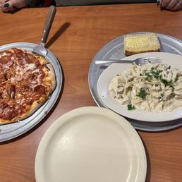 The Alfredo was nice and saucy! The pizza was nice and fresh The Alfredo was nice and saucy! The pizza was nice and fresh