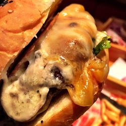 Siblings Burger and wings - Queso burger