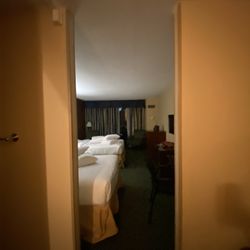 Fort Magruder Hotel and Conference Center - Going in the room