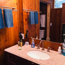 Aloha Junction Bed and Breakfast - Peacock bathroom