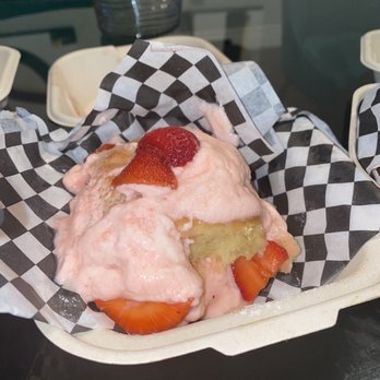 Ryder’s Chicken & Biscuits - Strawberry Shortcake Biscuit - Food Trucks Near Me - Yuba City, California Ryder’s Chicken & Biscuits - Strawberry Shortcake Biscuit - Food Trucks Near Me - Yuba City, California