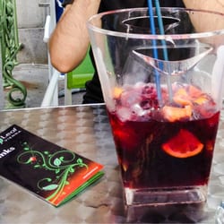 Laurel Leaf - 2L Sangria for over 12€ : nothing more than a cheap bottle of sangria bought in a corner shop :-(