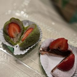 Matcha Ren - Matcha and Chocolate Mochi Strawberries