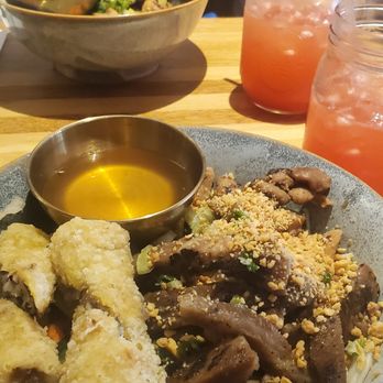 Cha Pa's Noodles And Grill - Vermicelli combo bowls, strawberry limeade (carbonated) - Vietnamese Near Me - New York, New York