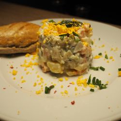 Food Atlas - Russischer Salat mit selbst gebeiztem Lachs auf Roggenbrotchips verfeinert mit einer Ingwer-Mayonnaise