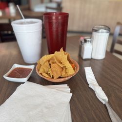4 Missions Cafe - Sipping our drinks, eating chips & salsa while waiting to eat