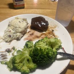 Steak, broccoli, mashed potatoes