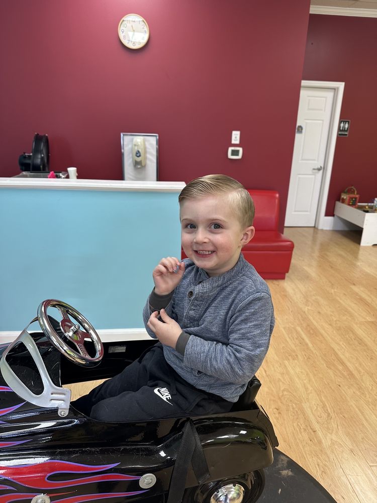 PIGTAILS & CREWCUTS Updated October 2024 11 Photos & 32 Reviews 310 S Sharon Amity Rd