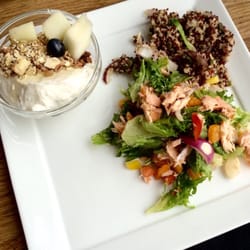 Mad fra brunch-buffeten - laksesalat og quinoasalat.