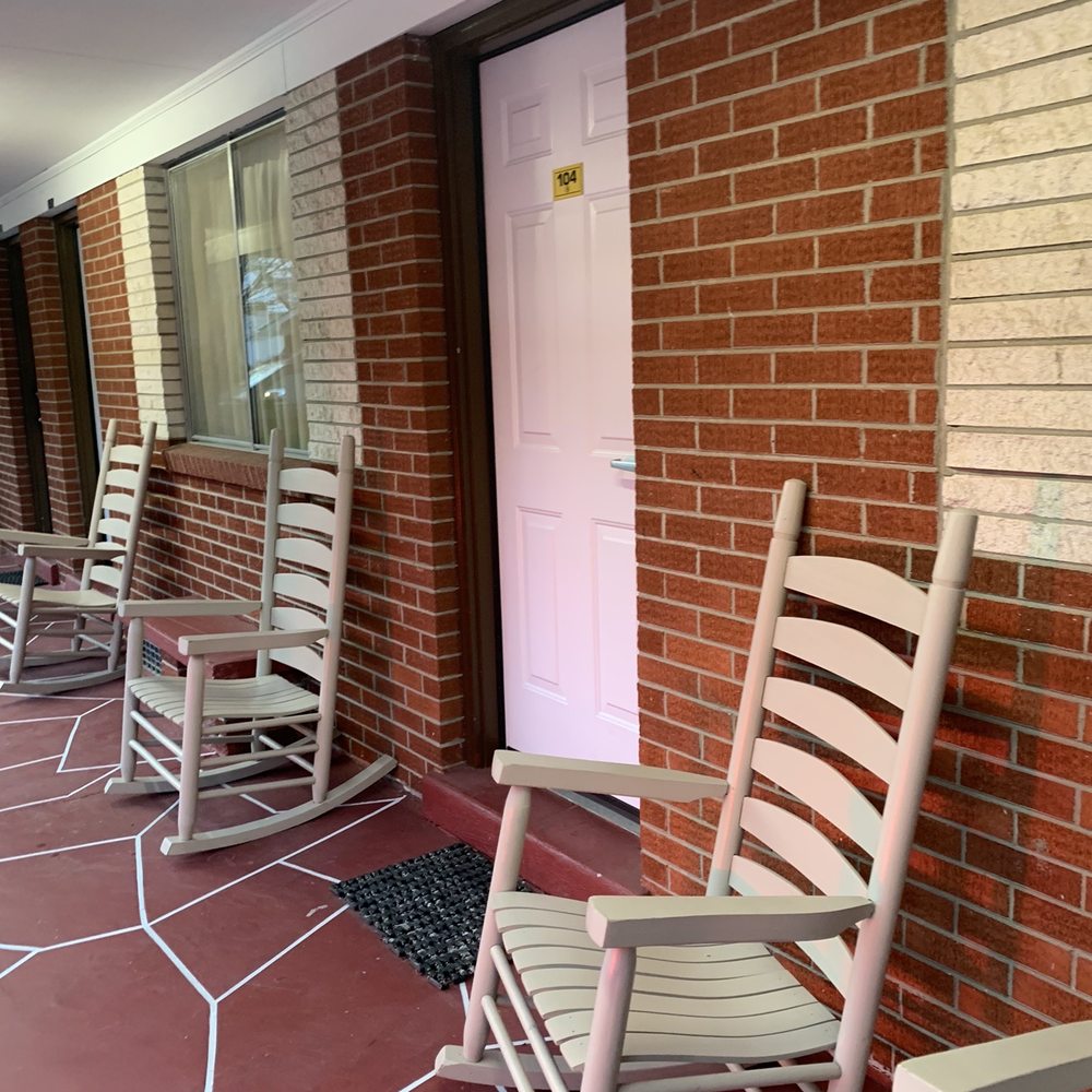 Travelowe's - Rocking chairs outside of the motel rooms - Hotels Near Me - Maggie Valley, North Carolina Travelowe's - Rocking chairs outside of the motel rooms - Hotels Near Me - Maggie Valley, North Carolina