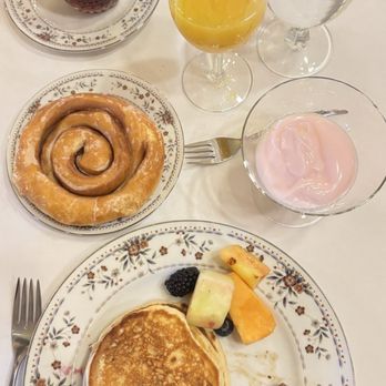 Slaton Harvey House - Pancake breakfast with locally baked cinnamon rolls - Bed & Breakfast Near Me - Slaton, Texas