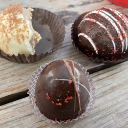 Cravin's Candy Emporium - Tiramisu 2.5/5, red velvet, front amaretto.