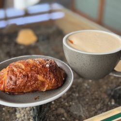 Discourse Coffee - Chocolate Croissant with London Del Fog