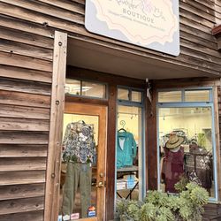 Lavender Blu Boutique - Outside