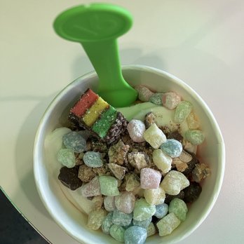16 Handles - Ice Cream & Frozen Yogurt Near Me - Fairfield, Connecticut