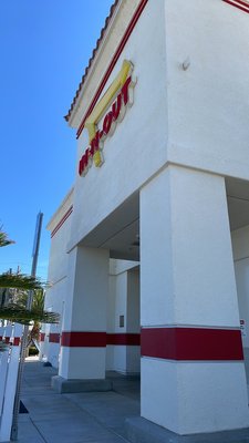 In-N-Out Burger by null