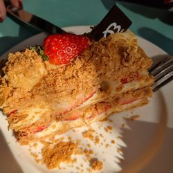 Beyaz Fırın & Brasseire - Strawberry cream puff pastry