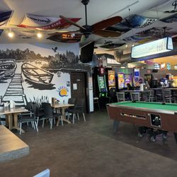 Pettit's Lakeview Bar and grill - Bar decor