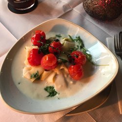 Käthe und Karl - Vegetarisch: Bandnudeln an einer Weißwein-Schaum Sauce garniert mit Rucola und gebratener Tomate garniert. Mit tollem Salat dabei. Mega!