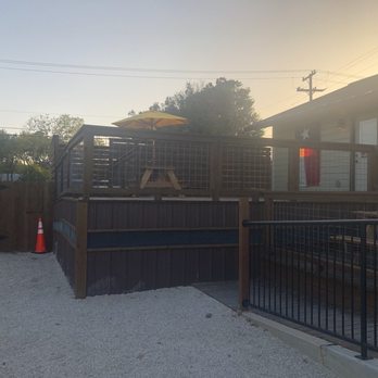 Screamin Chameleon - Back patio - Food Trucks Near Me - Universal City, Texas