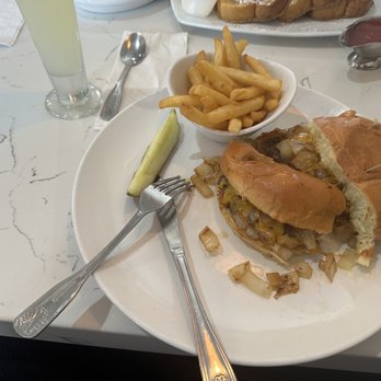 Broken Yolk Cafe - Classic French Toast Old Reliable Burger - Breakfast & Brunch Near Me - Carlsbad, California