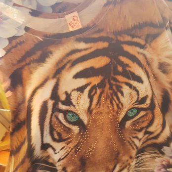 Honolulu Zoo - Beautiful women's wear - Zoos Near Me - Honolulu, Hawaii