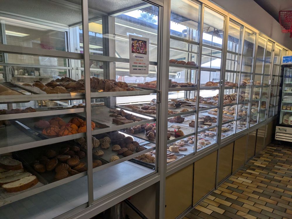 El Pavo Bakery & Restaurant