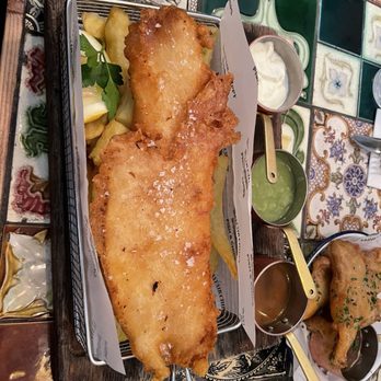 The Mayfair Chippy - Mayfair Classic Haddock with mushy peas, tartar & chip shop curry sauce. - Fish & Chips Near Me - London, XGL