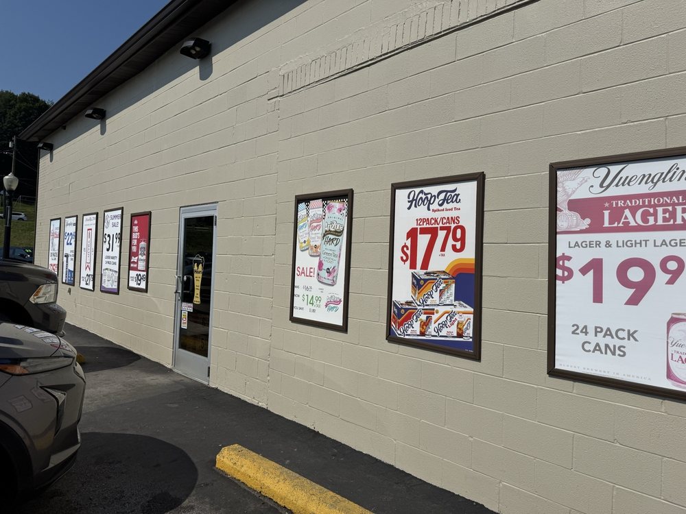 Pete's Uptown Beer and Beverage Logo