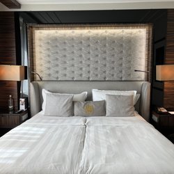 Steigenberger Icon Frankfurter Hof - Backlit headboard