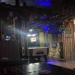 Bottoms Up Tiki Lounge - Pool table area