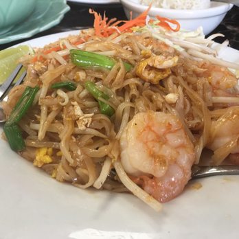Sriracha Thai Restaurant - Shrimp pad Thai - Thai Near Me - Carson, California