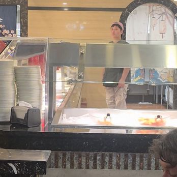 FuJi Buffet & Grill - This guy served frozen crab legs to a child and recorded him on his phone. - Buffets Near Me - Glendale, California