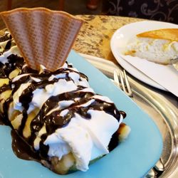 Eiscafe Capri - Banana split and cheesecake