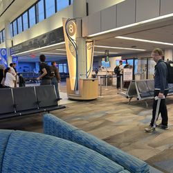 United Airlines - Gate B8