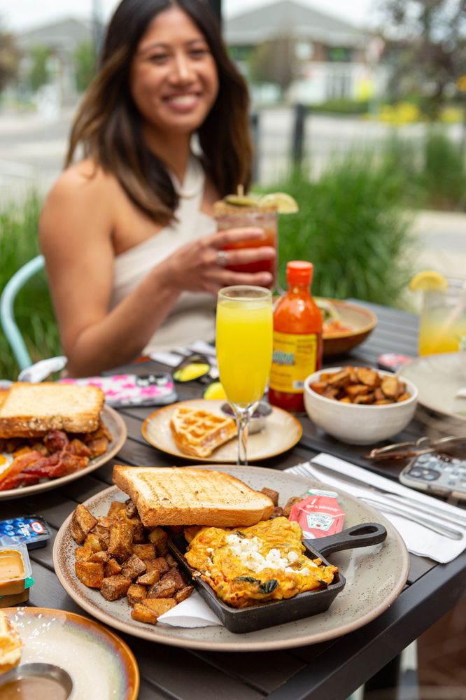 THE BRO’KIN YOLK Breakfast & Brunch 1410 7 Mahogany Plaza SE