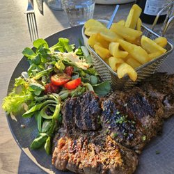 Domesday - Jan is not a pizza person.  She opted for the steak with salad and fries.  She was pleasantly surprised and happy with her choice.