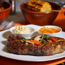 Restaurant Steaktrain - Wagyu Steak an 2 Saucen/Chutneys mit Beilagen
