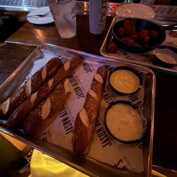 Jason Aldean's Kitchen + Rooftop Bar - Pretzels and cheese! - Beer Bar Near Me - Nashville, Tennessee