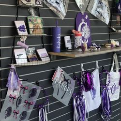 Quintons Crafthouse - Kahok apparel. In Collinsville, we proudly wear purple.
