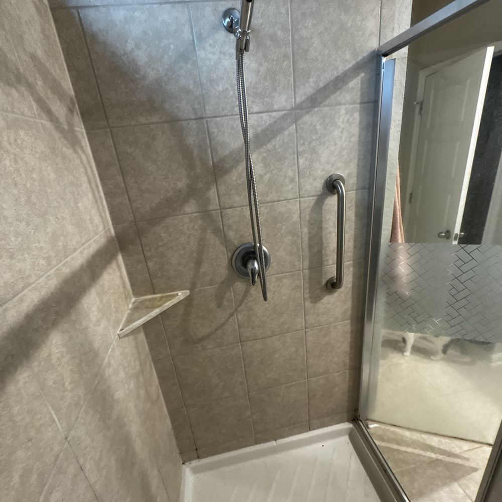 Oasis Custom Bathroom Remodeling - Shower before remodel - General Contractors Near Me - San Antonio, Texas Oasis Custom Bathroom Remodeling - Shower before remodel - General Contractors Near Me - San Antonio, Texas